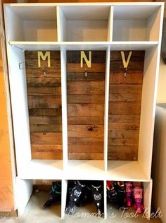 the shoe rack is made out of wood and has two letters on it that read nnv