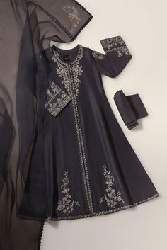 Abaya Collection, Pakistani Fashion Casual, Desi Fashion Casual, Trendy Dress Outfits, Designer Dresses Casual