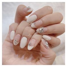 For the ladies 🍓 of this Fall 👰🏼‍♀️ If attaching charms makes you feel a bit heavy and cumbersome, then immediately refer to this stone model. It's bright and doesn't bother your hair Glitter Rhinestone Nails, Nail Korea, Bridal Nail, Nail Charm, Nails Desing, Crystal Nails, Bridal Nails, Mix Style, Nail Charms