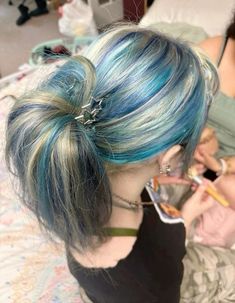 Hair Dye Inspo For Blondes, Unique Hair Dye Ideas Blonde, Colour Streaks In Hair, Coloured Highlights Blonde Hair, Scene Hair Dye Ideas, Color Streaks In Hair, Skunk Hair Blonde, Hair Dye Ideas Aesthetic, Multicolor Hair Dye