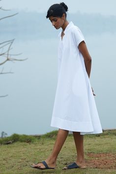 Versatile tent dress in a gentle poplin. Statement flat collar with V neckline. Dropped shoulders. Slight high low hem. Side pockets. White Flare Dress, Artisan Clothing, Resort Wear Dresses, Layered Tunic, Everyday Luxury, Flat Collar, Tent Dress, Sustainable Fashion Brands, Poplin Dress