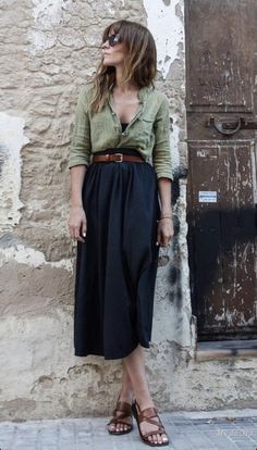 How To Wear Belts, Tan Midi Skirt, Skirt Diy, Teenage Outfits, Rock Outfit, Mode Casual, Black Midi Skirt, Inspired Outfits