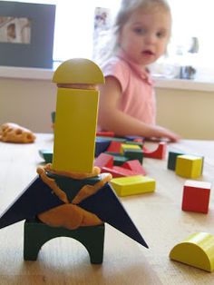 Incorporating playdough into block play. This could be a great way to encourage building for children that have a more difficult time getting the blocks to stay balanced. I also just think it would be really fun to put the playdough between the blocks and seeing it squish out! Preschool Decor, Construction Play, Block Center, Block Play, Invitation To Play, Messy Play, Classroom Fun