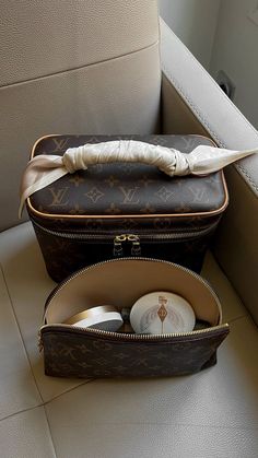 Louis Vuitton Cosmetic Bag, Christmas In Europe, Inside My Bag, Business Instagram, Personal Business, Dior Beauty, Classy Photography, Mood Instagram, Beauty Favorites