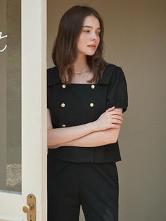 This is a blouse that can be worn in a lovely mood. - The quality has been improved by using light and soft wrinkled fabric.- The added lining minimizes unnecessary exposure for comfortable wearing. Chic Office Tops With Covered Buttons, Chic Tops With Covered Buttons For Work, Elegant Short Sleeve Blouse With Button Cuffs, Summer Workwear Blouse With Covered Buttons, Elegant Tops With Buttons For Day Out, Elegant Short Sleeve Blouse With Back Button Closure, Elegant Blouse With Button Cuffs For Day Out, Chic Daywear Blouse With Covered Buttons, Chic Blouse With Covered Buttons For Daywear