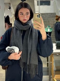 Uni Winter Outfits, Winter Inspo Pics, Grey Scarf Outfit, Winter Outfits New York, What To Wear In New York, Uni Fashion, Essential Fashion, Skandinavian Fashion, Winter Fashion Outfits Casual