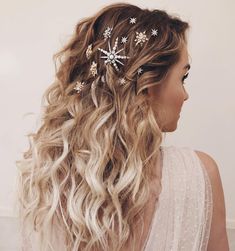 The holidays are here. Get your strands in the spirit with 13 Christmas hairstyles for every party this season. Edgy Bridal Hair, Christmas Party Hair, Teenage Style, Christmas Party Accessories, Winter Hair Trends, Christmas Party Hairstyles, Bohemian Wedding Hair, Sparkly Accessories