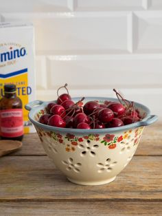 Ceramic Berry Colander - Cream Floral-view 1 Cottagecore Pottery Painting, Yummy Pasta Dinners, Berry Colander, Collection Ideas, Pottery Collection, Life Kitchen, Tasty Pasta, Kitchen Dish Towel, Ceramics Ideas Pottery