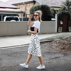 Midi Skirt Outfit, Magical Unicorn, Spring Summer Outfits, Modest Outfits, White Sneakers, Skirt Outfits, Look Fashion, Modest Fashion