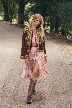 Girly Boho Outfits, Western Vintage Outfits, Gypsycore Outfits, Boho Inspo Fashion, Western Hippie Fashion, Western Fashion Dresses, Flower Power Outfit, Vintage Western Outfits, Freepeople Style