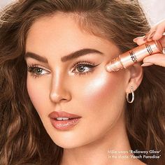 Iconic London Rollaway Glow Highlighter Best Makeup Light, Best Highlight Makeup, Best Face Makeup Products, Peach Paradise, Makeup Icons, Iconic London, Cupids Bow, Beyond Beauty, Liquid Highlighter