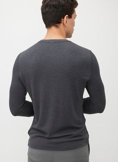 A relaxed fit classic crewneck, upgraded with our signature brushed fabric that’s soft to the touch and naturally insulating. Classic raglan sleeves plus ribbed cuffs and hemlines offer increased freedom of movement and a modern spin on a timeless favourite. Sweater Pants, New Arrival Dress, Long Hoodie, Shirt Jacket, Tank Shirt, Tank Top Shirt, Jumpsuit Dress, Blazer Jacket, Sweater Shirt