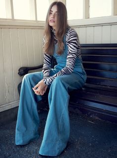 Kristine Froseth, Moda Denim, Famous Outfits, 70s Women, Beyond The Sea, 70s Boho, Harper’s Bazaar, Bell Bottom Pants, Harper's Bazaar