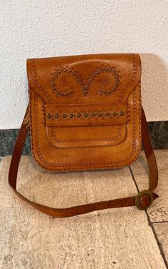 Vintage 70s Bag 100% leather Measures: Height: 25 cm / 9.84'' Width: 24 cm / 9.44'' Depth: 7 cm / 2.75'' Condition: good Vintage Leather Satchel Bag, Vintage Flap Shoulder Bag For Daily Use, Retro Vintage Brown Leather Bags, Vintage Shoulder Flap Bag For Daily Use, Retro Rectangular Bag With Leather Lining, Retro Flap Bag For Everyday Use, Retro Leather Flap Bag For Daily Use, Retro Brown Leather Shoulder Bag, Mid-century Satchel Shoulder Bag For Travel