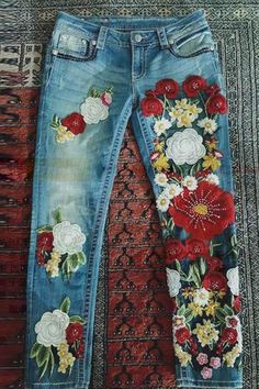 Floral Embroidery Vintage Paneled Side Pockets Jeans – Regocy Embroidered Jeans Outfit, Återvinna Jeans, Denim Outfits, Diy Vetement, Mode Boho, Bohol, Outfit Jeans, Embroidered Jeans, Estilo Boho