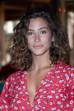 Curly Hair Cuts Women, Medium Curly Hair Cuts, Medium Curly Hair, Natural Curly Hair Cuts, Curly Hair Photos, Medium Curly, Short Curly Haircuts, Medium Curly Hair Styles, Haircuts For Wavy Hair