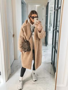 Bear Coat Outfit, Teddy Coat Street Style, Fuzzy Coat Outfit, Sherpa Coat Outfit, Coat Outfit Aesthetic, Mom Outfit Ideas, Winter Outfits 2024