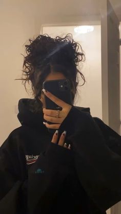 Beanie And Curly Hair, Curly Frizzy Hairstyles, Curly Hair Snap, Cute Hairstyles For School Curly Hair, Pretty Snap Selfies, Pretty Curly Hair, Curly Hair Latina, Hair Snap, Curly Hair Photos