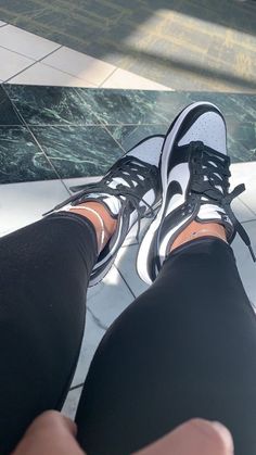 Nike Shoes Girls, Jordan Shoes Girls, All Nike Shoes, Cute Nike Shoes, Fresh Shoes, Hype Shoes, Girly Shoes, Aesthetic Shoes