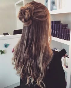 Bridal Hairstyles Shoulder Length, Trendy Bridal Hairstyles, Half Up Half Down Bun, Down Bun, Hairstyles Shoulder Length, Hairstyles Quick, Braided Half Up, Dance Hairstyles, Shoulder Hair