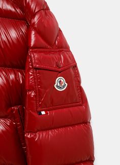 Plumífero corto de Moncler confeccionado en nailon lacado con forro de nailon lacado y relleno de plumón. Capucha ajustable y desmontable con botones a presión, cierre de cremallera, bolsillos con cremallera y puños elásticos. Corte holgado. Tallaje Moncler para hombre: 0-44 IT, 1-46 IT, 2-48 IT, 3-50 IT, 4-52 IT, 5-54 IT. Luxury Down Outerwear With Pockets, Luxury Puffer Jacket With Pockets, Red Functional Outerwear With Drawstring Hood, Functional Red Outerwear With Drawstring Hood, Red Hooded Puffer Jacket With Pockets, Red Down Outerwear With Detachable Hood, Luxury Nylon Outerwear With Pockets, Hand Makeup, Sneaker Jewelry