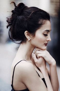 25 Best Updo Hairstyles For Women 2017 – 2018 Messy Bun Anleitung, Pedro Pascal, Pale Skin, 영감을 주는 캐릭터, Grunge Hair, 인물 사진, Messy Bun, Dark Hair, Pretty Face