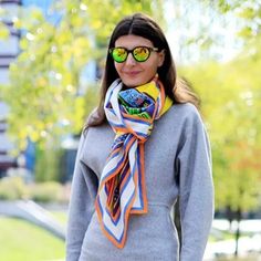 Cashmere Scarf Outfit, Scarf Street Style, Hermes Scarf Outfit, Scarf Outfit Ideas, Scarf Styling, Shawl Outfit, Hermes Scarves, Celebrity Casual Outfits, Parisian Women