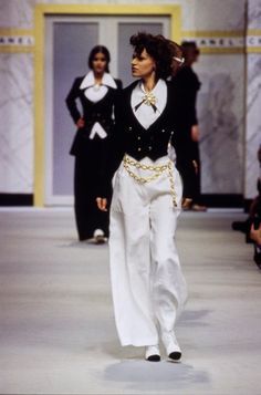 Chanel Fashion Show 90s, Chanel Vintage Runway, 90s Fashion Chanel, Old Chanel Fashion, Vintage Chanel Aesthetic, Vintage Chanel Runway, Chanel 2000s, Oldies Fashion, Old Chanel