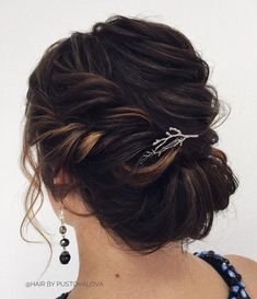 Messy Gibson Tuck Updo Hairdos For Medium Length Hair, Gibson Tuck, Medium Length Curls, Wedding Hairstyles Medium Length, Easy Updo Hairstyles, Up Dos For Medium Hair, Best Wedding Hairstyles, Updos For Medium Length Hair, Trending Hairstyles