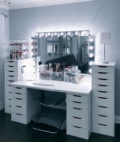 IKEA Beauty Room Vanity Diy Bedroom, Small Space Bathroom Vanity, Vanity Organization Diy, Makeup Storage Hacks, Ikea Alex, Small Space Bathroom, Bedroom Drawers, Makeup Table Vanity