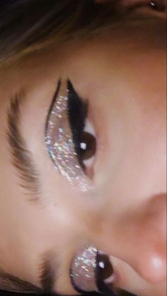 Makeup For Parties, Sliver Makeup, Glitter Eye Makeup Tutorial, Eyeshadow Hacks, Eyeshadow For Beginners, Makeup For Weddings, White Eye Makeup, Eyeshadow Techniques, Glitter Smokey Eye