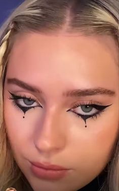 Easy Eyeliner For Halloween, Easy Clown Eyeliner, Cute Halloween Eyeliner Looks, Halloween Witch Eyeliner, East Halloween Eyeliner, Eyeliner Halloween Makeup Easy, Halloween Makeup With Eyeliner, Halloween Easy Makeup Looks, Halloween Easy Eye Makeup