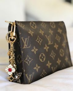 Louie Vuttion Bags, Louie Vuttion, Luis Vuitton Wallet, Nice Purses, Vintage Louis Vuitton Handbags, Louis Vuttion, Women's Purses, Louis Vuitton Heels, Louise Vuitton