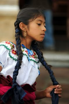 Traditional Mexican Hairstyles Braids, Mexico People, Mexican People, Mexico Fashion, Eyeshadow For Blue Eyes, Unmarried Women