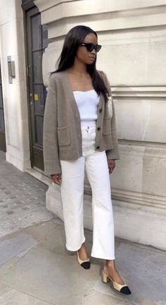 Going Out Work Outfits, White Jeans Work Outfit, Newport Outfits, Modern Business Attire Women, Irish Summer, Closet Revamp, Jeans Outfit Spring, Conservative Outfits, Straight Leg Jeans Outfits