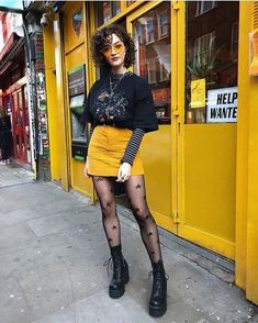 Grunge Winter Outfits, Mode Edgy, Grunge Fashion Outfits, Moda Grunge, Look Grunge, Mode Boho, Yellow Skirt, Looks Black, Outfit Trends