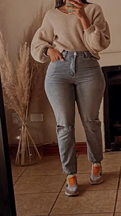 Mummy Jeans Outfit Ideas With Sneakers, Mother Outfits Casual, Fall Season Outfits, Clean White Sneakers, Girl Outfits Ideas, Fall Autumn Outfits, Weekend Fits, Elegant Street Style, Running Errands Outfit