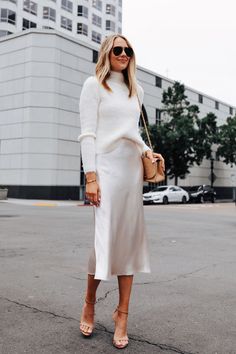 Midi Skirt Winter, Minimal Stil, Winter White Outfit, Casual Holiday Party, Styling Clothes, White Party Outfit, Holiday Party Fashion, Clothes Winter, Outfit Chic