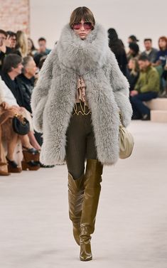 Women's Chloé Fall/winter 2024 Collection | Moda Operandi Chloe Fashion, Fall Winter Fashion Trends, Fashion Trends Winter, Trendy Fall Outfits, Fall 2024, Fall Trends, Paris Fashion, Autumn Winter Fashion, Runway Fashion