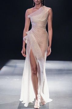 Maison Yeya, Runway Outfits, Model Walks, Couture Mode, Runway Dresses, Naomi Campbell