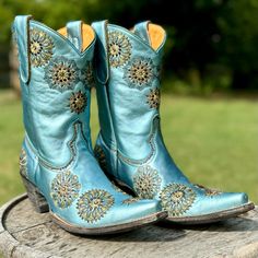 Cross Ranch Reboot This Color Is Sold Out Everywhere. Gorgeous Old Gringo Spider Web Boot In Metallic Sky Blue. Handmade In Mexico, This Boot Features Elaborate “Spider Web” Embroidered Medallions With Bronze Studs And Golden Swarovski Crystals In The Centers. Snip Toe. Bootstraps To The Interior And Exterior. Light Snow Finish To The Cut, Stacked Heels And Leather Soles. Brand New In Box. Measurements: Shaft 10” Circumference 14” Heel Height 2.5” See All Our Fabulous Boot Listings! We Sell Gent Metallic Blue, High Top Shoes, Stacked Heel, Spider Web, Shoes Heels Boots, Blue Gold, Shoes Women Heels, Heeled Boots, Swarovski Crystals