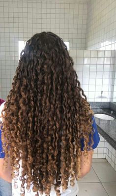 Cacheada e loira. Curly Hair Journey, Mrs Bella, Curly Hair Photos, Shampoo For Curly Hair, Cute Curly Hairstyles, Hairdos For Curly Hair, Curly Hair Inspiration, Curly Hair Routine, Curly Hair Care