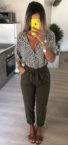 30+ adоrаblе summer outfіtѕ tо cору asap 1 Modest Chic, Cross Nails, Work Outfit Office, Easy Outfits, Sausage Potatoes, Spring Work Outfits, Pants Summer, Summer Work Outfits, Gray Pants