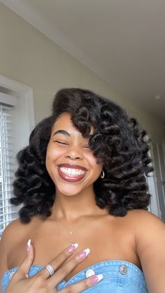 Natural Hair Elegant Styles, Natural Graduation Hairstyles, Hairstyles Natural 4c, Easy Curly Hairstyles Natural, Wand Curls Natural Hair, Retro Black Women, Elegant Natural Hairstyles Black, Elegant Natural Hairstyles, Curly Hairstyles Natural