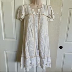 Nwt$178 Anthropologie Floral Embroidered Shift Dress White/Tan, Size 4, Small. Fully Lined, Pullover. 17.5” From Armpit To Armpit 36” Hip 35” Long Absolutely More Beautiful In Person. Beige Short Sleeve Embroidered Dress, Fitted White Embroidered Dress For Vacation, Casual White Dress With Cutwork Hem, Summer Cream Chikankari Embroidered Dress, Cream Chikankari Embroidered Summer Dress, Cream Chikankari Embroidery Summer Dress, Casual Short Sleeve Dress With Chikankari Embroidery, Casual Chikankari Embroidered Short Sleeve Dresses, Casual Chikankari Embroidery Dress With Short Sleeves