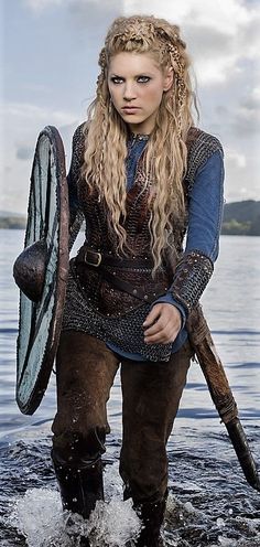 Viking warrior woman #zicxa-photos #zicxa #images #background #wallpaper #freepik #shutterstock #VN Viking Lagertha, Braids Viking, Katheryn Winnick Vikings, Lagertha Hair