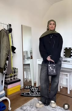 Street Hijab Fashion Casual, Streetwear Hijab, Hijabi Street Style, Museum Pose, Christian Outfits Modesty, Hijabi Summer Outfits, Girly Style Outfits, Simple Casual Outfits