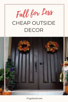 A front door decorated with wreaths and other fall decorations - cheap DIY outdoor fall decorations. Outdoor Fall Decor Diy, Outside Diy, Diy Fall Decorations, Rustic Wreaths, Outdoor Fall Decor, Pumpkin Display, Holiday Inspo, Autumn Ideas