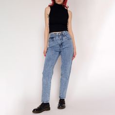 Vintage late 80s acid wash high waisted mom jeans. Measurements and Condition: Fits like: Labeled size 4, but fits modern women's extra small (also fits slightly petite) Fabric: Cotton denim Brand: Forenza Condition: Excellent Waist: 24" Hips: 34.5" - taken at the bottom of the zipper opening Rise: 11" Inseam: 28" Shown on a 5'3" model with measurements of 31"-24"-34.5", usually wears a size petite extra small. See our FAQ for more info on sizing and condition ratings. Jean Mom, Acid Wash Jeans, High Waisted Mom Jeans, Jeans Mom, Denim Branding, Womens Jeans, Wash Jeans, Acid Wash, Tapered Legs