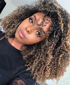 Blonde Highlights 4c Natural Hair, Highlights Afro Hair, Afro Hair Highlights, Curly Hair Lowlights, Balayage Natural Hair, Natural Hair Highlights